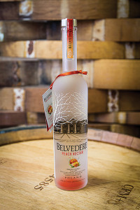 Belvedere Peach Nectar is a blend of juicy peaches and apricot combined with Belvedere Vodka using a unique maceration process. The result is a flavor with ripe and aromatic orchard fruit to refresh cocktails. Add a stick of cinnamon or a fresh slice of peach.